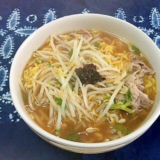 豚肉ともやしとセロリの葉のピリ辛味噌ラーメン